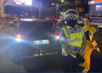 Satuan Lalu Lintas Polresta Manado terus berkomitmen menjaga ketertiban dan keamanan di wilayah hukumnya melalui program Patroli Blue Light. Program ini menjadi ujung tombak dalam menciptakan suasana aman, terutama di malam hari, dengan kehadiran intensif para petugas di titik-titik rawan, Selasa (16/10/2024) malam