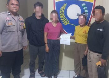 Bhabinkamtibmas Polsek Tuminting kembali menunjukkan perannya sebagai penjaga ketertiban dan keamanan di tengah masyarakat. Kali ini, melalui pendekatan problem solving yang penuh kehangatan dan kebijaksanaan, mereka berhasil meredakan salah paham yang sempat memicu ketegangan antara dua warga setempat, Rabu (16/10/2024).