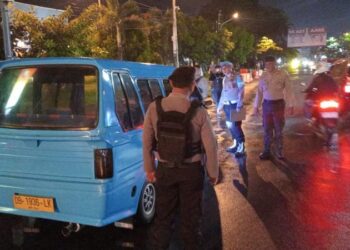 Personel Polresta Manado melaksanakan patroli Kegiatan Rutin Yang Ditingkatkan (KRYD) pada malam hari di wilayah hukum Polresta Manado. Kegiatan yang berlangsung pada Selasa malam, 16 Oktober 2024, ini bertujuan untuk memantau situasi keamanan dan mencegah potensi gangguan yang dapat mengganggu ketentraman warga.
