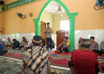 BERI SAMBUTAN: Wakapolda Sumut, Brigjen Pol Rony Samtana memberikan sambutan saat melaksanakan safari subuh di Masjid Al Jami, Kecamatan STM Hulu, Kabupaten Deliserdang, Jumat (18/10/2024). (Foto Dok/ Polda Sumut)