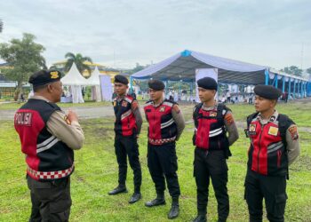 BERI PENGAMANAN: Personel Polda Sumut memberikan pengamanan kampanye Paslon Gubernur dan Wakil Gubernur Sumut. Kampanye paslon nomor urut 01 di halaman depan Istana Maimun, Jalan Brigjen Katamso, Jumat (18/10/2024). (Foto Dok/ Polda Sumut)