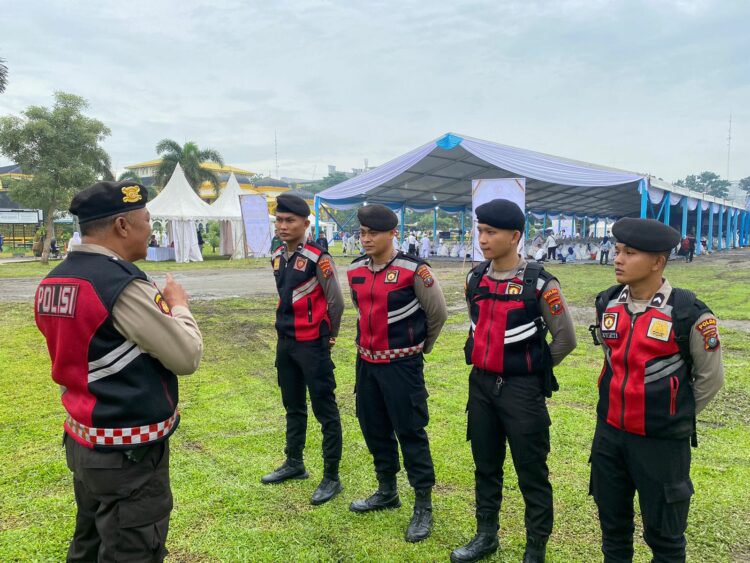 BERI PENGAMANAN: Personel Polda Sumut memberikan pengamanan kampanye Paslon Gubernur dan Wakil Gubernur Sumut. Kampanye paslon nomor urut 01 di halaman depan Istana Maimun, Jalan Brigjen Katamso, Jumat (18/10/2024). (Foto Dok/ Polda Sumut)