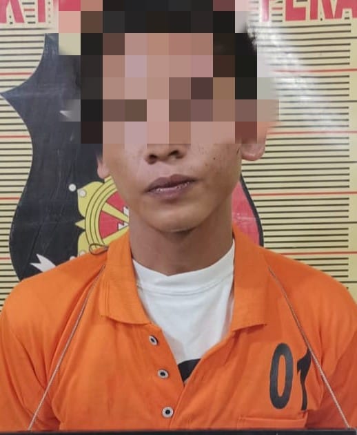 DiRINGKUS : Seorang pria, tersangka pelaku penggelapan sepeda motor, diringkus di Mapolsek Hamparan Perak, Jumat (18/10/2024), (Foto Dok/Polres Belawan)