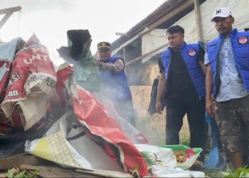 BARAK NARKOBA DIRUBUHKAN: Polrestabes Medan merubuhkan dan membakar barak narkoba di Jalan Jermal 15 Ujung tanah garapan, Kecamatan Percut Sei Tuan, Deliserdang, Kamis (17/10/2024).(Foto Dok/Satres Narkoba)