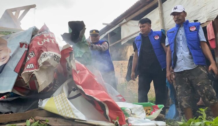 BARAK NARKOBA DIRUBUHKAN: Polrestabes Medan merubuhkan dan membakar barak narkoba di Jalan Jermal 15 Ujung tanah garapan, Kecamatan Percut Sei Tuan, Deliserdang, Kamis (17/10/2024).(Foto Dok/Satres Narkoba)