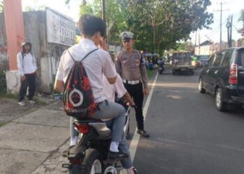 Personel Satuan Lalu Lintas (Satlantas) Polresta Manado kembali turun ke jalan untuk memastikan kelancaran arus lalu lintas di pagi hari. Dalam kegiatan rutin ini, petugas memberikan imbauan kepada para pengendara untuk selalu mematuhi peraturan lalu lintas, demi menjaga keamanan dan kenyamanan di jalan raya, Jumat (18/10/2024) pagi.