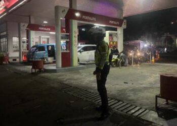 Satuan Lalu Lintas (Satlantas) Polresta Manado semakin mengintensifkan kegiatan patroli Blue Light. Patroli ini dilakukan dengan menyalakan lampu rotator biru pada kendaraan dinas, yang menandakan kehadiran aparat di tengah masyarakat, khususnya pada malam hari, Kamis (17/10/2024) malam.