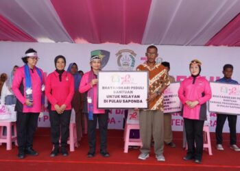 Ketua Umum Bhayangkari Juliati Sigit Prabowo yang juga istri Kapolri melakukan safari ke Pulau Saponda, Konawe, Sulawesi Tenggara, Selasa (15/10/2024). Kedatangan Juliati bersama para istri pejabat utama Mabes Polri membuat masyarakat di pulau tersebut sangat terbantu.