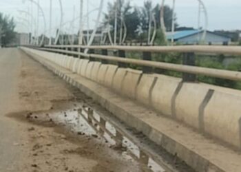 Jumat (18/10/24), tumpukan tanah terlihat jelas menghiasi sepanjang jalan menuju pusat perkantoran Bupati Pidie Jaya. Reruntuhan tanah yang jatuh dari truk-truk proyek menyebabkan jalan licin dan rawan kecelakaan. Salah satu warga setempat mengaku bahwa baru-baru ini seorang pengendara jatuh di lokasi tersebut akibat licinnya jalan.