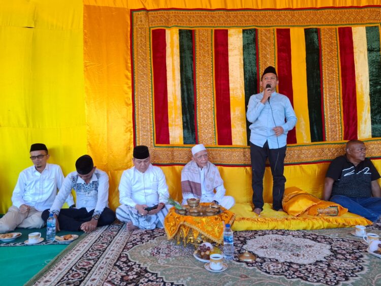 Calon Wakil Gubernur Aceh, Fadhlullah mengunjungi Dayah Ar-Raudhatun Nabawiyah, Desa Mesjib Baroe, Kecamatan Samatiga, Kabupaten Aceh Barat untuk silaturahmi dengan ulama dan santri. Hal ini dilakukan untuk terus menghimpun dukungan dari kalangan Dayah di Aceh.