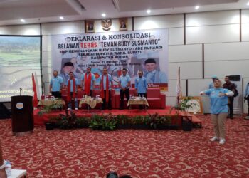 Deklarasi & Konsolidasi Relawan " TERUS " ( Teman Rudy Susmanto ),diawali dengan menyanyikan Lagu Kebangsaan Indonesia Raya (Foto. Dok. RH/MitraPolri.Com)