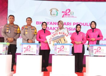 Puncak Hari Kesatuan Gerak Bhayangkari (HKGB) ke-72 Tahun 2024, Pengurus Bhayangkari Daerah Sumsel melakukan bakti sosial dan bakti kesehatan kepada 5.000 masyarakat. Baksos dan baktikes dipusatkan di Stadion Wira Bhakti, Kompleks Pakri, Palembang, Sabtu (19/10/2024).