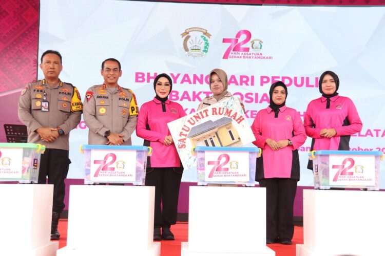 Puncak Hari Kesatuan Gerak Bhayangkari (HKGB) ke-72 Tahun 2024, Pengurus Bhayangkari Daerah Sumsel melakukan bakti sosial dan bakti kesehatan kepada 5.000 masyarakat. Baksos dan baktikes dipusatkan di Stadion Wira Bhakti, Kompleks Pakri, Palembang, Sabtu (19/10/2024).