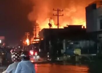 TERBAKAR: Puluhan rumah di Jalan Medan-Batangkuis Dusun XI Emplasmen, Kecamatan Percut Sei Tuan, Deliserdang terbakar, Sabtu (19/10/2024) malam.(Foto Dok/Warga)