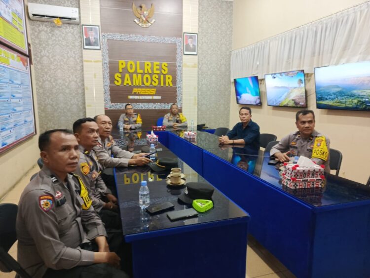 Polres Samosir bersama Polsek Jajaran menggelar sejumlah kegiatan pengamanan yang dimulai dengan Apel Siaga pada pukul 08.00 WIB. Apel ini dipimpin oleh PS Kabag OPS Polres Samosir AKP Tito Juardi dan Kapolsek di masing-masing wilayah hukum. Minggu. (20/10/2024)