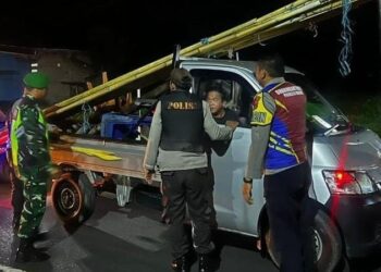 Polresta Manado, bersama jajaran Polsek, TNI, dan Pemerintah Kota Manado, melaksanakan kegiatan Kegiatan Rutin yang Ditingkatkan (KRYD) pada Sabtu, 19 Oktober 2024. Kegiatan ini diwarnai dengan patroli gabungan yang menyasar berbagai wilayah di kota, terutama daerah-daerah yang dikenal rawan tindak kriminalitas.