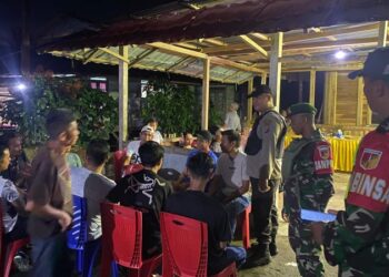 personel Polresta Manado bersama Polsek jajaran melakukan kegiatan sambang ke berbagai wilayah. Kegiatan ini bertujuan untuk mengajak warga berperan aktif dalam menciptakan lingkungan yang aman dan nyaman, Minggu (20/10/2024).
