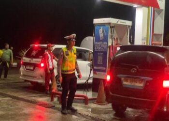 Satuan Lalu Lintas (Satlantas) Polresta Manado kembali melaksanakan patroli rutin dengan menggunakan sistem patroli Blue Light. Kegiatan ini bertujuan untuk menciptakan situasi yang aman dan kondusif bagi seluruh warga, terutama di kawasan yang rawan kejahatan, Sabtu (19/10/2024).