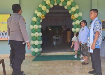 Dalam operasi yang dikenal dengan istilah “Paja Somat” (Pengamanan Ibadah Minggu), personel kepolisian turun langsung ke lapangan guna menjaga kelancaran ibadah umat Kristiani di berbagai tempat, Minggu (20/10/2024).