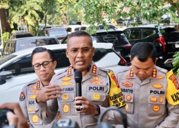 Dirlantas Polda Metro Jaya Kombes Latif Usman (tengah)