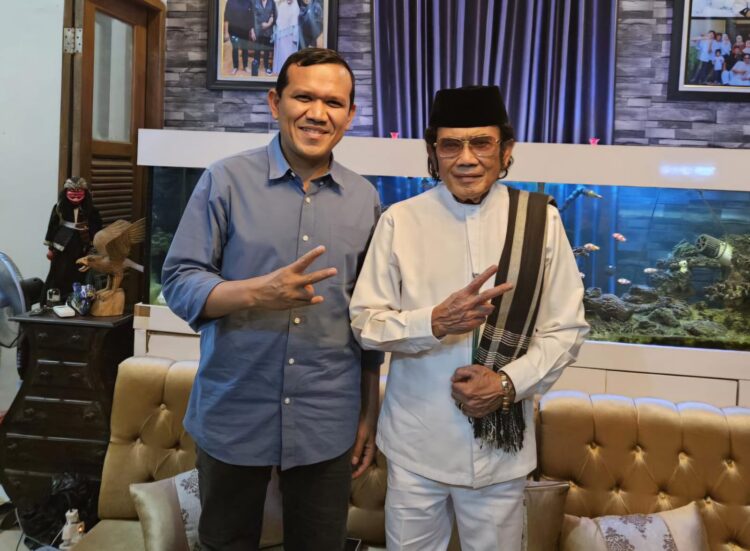 Calon wakil gubernur Aceh, Fadhlullah alias Dek Fadh, mengadakan pertemuan silaturrahmi dengan Ketua Umum Forum Silaturahmi Takmir Masjid dan Mushola Indonesia (Fahmi Tamami)  H. Rhoma Irama, di Jakarta, Minggu malam, 20 Oktober 2024.