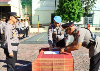 Polres Samosir menggelar Upacara Serah Terima Jabatan Kapolsek Pangururan yang dipimpin oleh Kapolres Samosir, AKBP Yogie Hardiman, S.H., S.I.K., M.H. Kegiatan ini berlangsung di lapangan Mako Polres Samosir, dengan prosesi peralihan jabatan dari Kapolsek Pangururan yang lama, AKP Marlen Sitanggang, kepada pejabat baru, IPTU Bangun Tua Dalimunthe, pada Senin pagi, (21/10/2024).