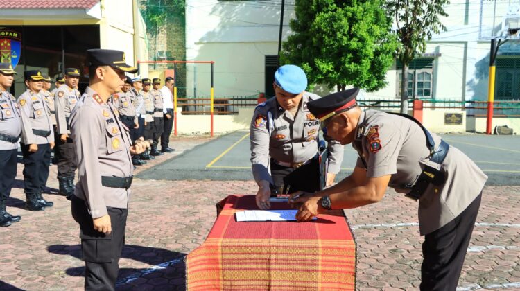Polres Samosir menggelar Upacara Serah Terima Jabatan Kapolsek Pangururan yang dipimpin oleh Kapolres Samosir, AKBP Yogie Hardiman, S.H., S.I.K., M.H. Kegiatan ini berlangsung di lapangan Mako Polres Samosir, dengan prosesi peralihan jabatan dari Kapolsek Pangururan yang lama, AKP Marlen Sitanggang, kepada pejabat baru, IPTU Bangun Tua Dalimunthe, pada Senin pagi, (21/10/2024).
