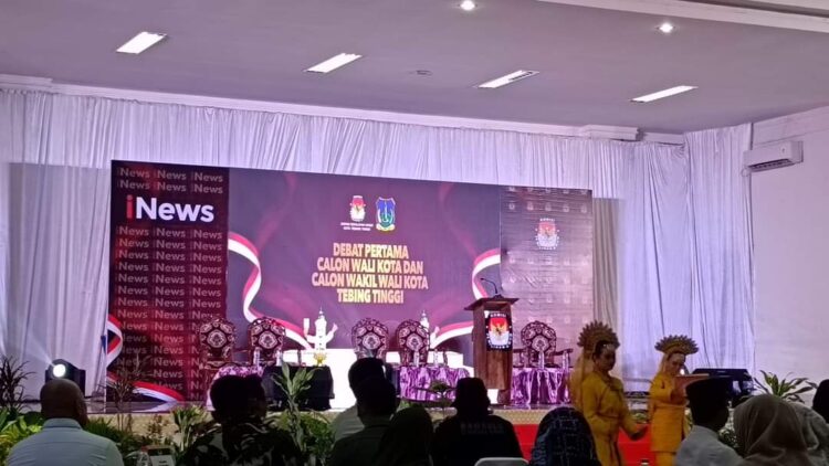 Debat pertama yang digelar KPUD Tebing Tinggi, Sabtu (19/10/2024) di Balai Kartini, Jalan Gunung Lauser (Ist)