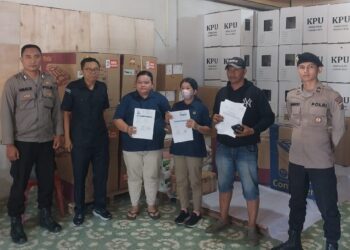 Polres Samosir mengamankan 2 Kegiatan Proses Pemindahan logistik yang didistribusikan. Pengamanan ini dipimpin oleh AIPTU Aron Perangin-angin, yang memimpin tim beranggotakan empat personil Polres Samosir dan satu petugas dari Komisi Pemilihan Umum (KPU) Kabupaten Samosir.
