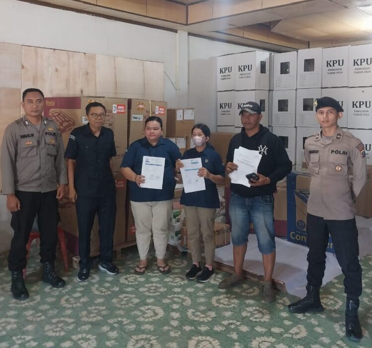 Polres Samosir mengamankan 2 Kegiatan Proses Pemindahan logistik yang didistribusikan. Pengamanan ini dipimpin oleh AIPTU Aron Perangin-angin, yang memimpin tim beranggotakan empat personil Polres Samosir dan satu petugas dari Komisi Pemilihan Umum (KPU) Kabupaten Samosir.