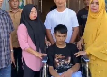 Pasangan Calon (Paslon) Bupati dan Calon Wakil Bupati Haji Kamaruddin, S.E (Hakam) dan Adi Ariyadi, S.E (Ayi) menyerahkan satu unit kursi roda kepada kepada salah seorang pemuda berasal dari Kecamatan Woyla Timur tengah menderita sakit.