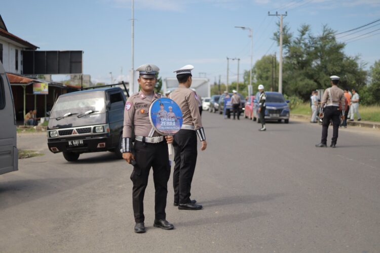 Satuan Lalu Lintas (Satlantas) Polres Lhokseumawe semakin intensif dalam mengampanyekan keselamatan berlalu lintas kepada masyarakat. Kegiatan ini dilakukan melalui serangkaian sosialisasi di sejumlah titik rawan pelanggaran dan kecelakaan lalu lintas di wilayah hukum Polres Lhokseumawe.