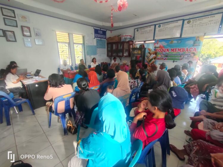 BrigPol Adryanto Sinaga, Bhabinkamtibmas Desa Hariara Pohan dari Polsek Harian Polres Samosir, turut serta dalam penyaluran Bantuan Langsung Tunai (BLT) yang bersumber dari Anggaran Dana Desa tahun 2024 Desa Hariara Pohan Kecamatan Harian Kabupaten Samosir. Kegiatan tersebut berlangsung di Kantor Desa Hariara Pohan dan berjalan dengan aman.