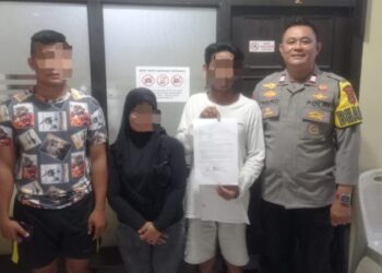 Bhabinkamtibmas Polsek Tuminting kembali menunjukkan perannya sebagai penengah di tengah masyarakat dengan berhasil menyelesaikan masalah kesalahpahaman yang terjadi di wilayah kelurahan Tuminting, Kota Manado, Rabu (23/10/2024).