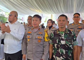 Polresta Manado menggelar kegiatan simulasi pungut dan rekap hasil suara. Kegiatan ini dihadiri oleh berbagai pihak terkait, termasuk Kompol Jacky Lapian, yang turut berperan aktif dalam proses tersebut, Rabu (23/10/2024).