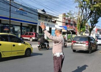 Satuan Lalu Lintas (Satlantas) Polresta Manado menunjukkan komitmennya dalam menjaga kelancaran arus lalu lintas di ibukota Provinsi Sulawesi Utara. Dalam upaya menciptakan lingkungan berkendara yang aman dan nyaman, anggota Satlantas secara rutin melaksanakan pengaturan lalu lintas di berbagai titik strategis, Rabu (23/10/2024).