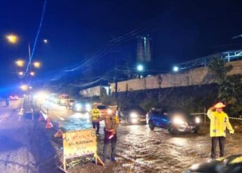 Satuan Lalu Lintas (Sat Lantas) Polresta Manado melaksanakan program Patroli Blue Light sebagai langkah strategis dalam mencegah gangguan keamanan dan ketertiban masyarakat (Kamtibmas) di wilayah kota Manado. Kegiatan ini bertujuan untuk meningkatkan kehadiran polisi di jalanan dan memberikan rasa aman kepada masyarakat, terutama pada malam hari, Selasa (22/10/2024).
