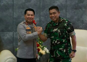 Kapolda Sulut Irjen Pol Roycke Harry Langie didampingi Wakapolda Sulut Brigjen Pol Bahagia Dachi melakukan kunjungan silaturahmi ke Markas Korem 131/Santiago, Selasa (22/10/2024).