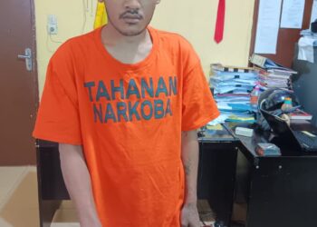 Tim Opsnal Satuan Reserse Narkoba (Sat Resnarkoba) Polres Samosir berhasil menangkap seorang warga Medan yang berprofesi sebagai buruh harian lepas di kabupaten Samosir atas dugaan kepemilikan narkotika jenis sabu. Penangkapan dilakukan pada Rabu pagi di Desa Hutanamora Kecamatan Pangururan Kabupaten Samosir