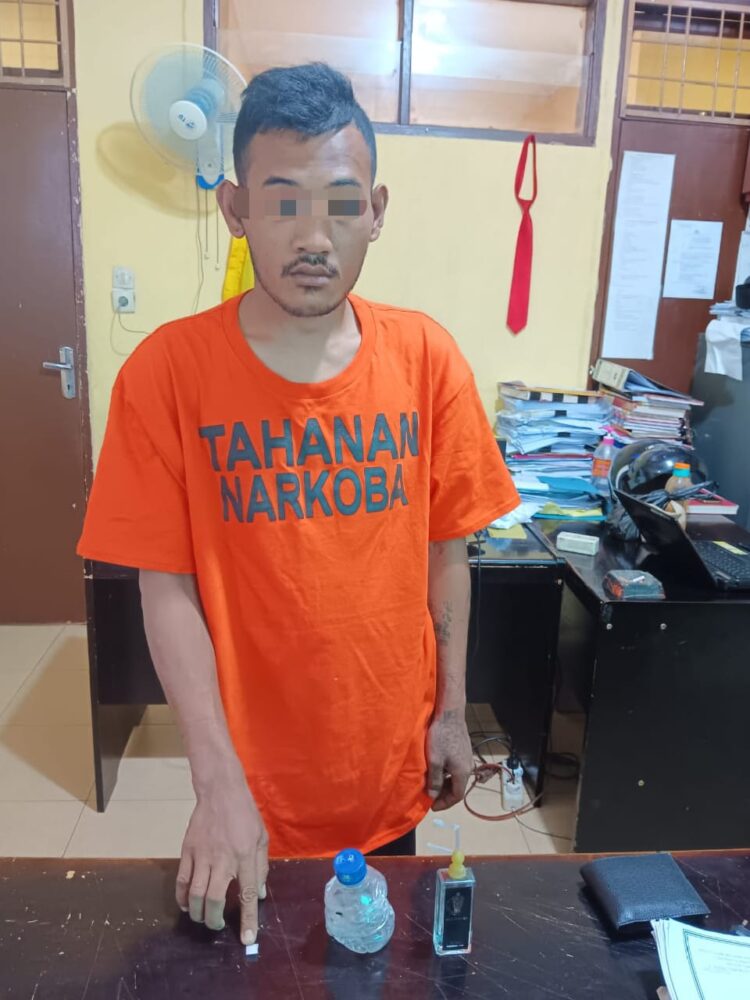 Tim Opsnal Satuan Reserse Narkoba (Sat Resnarkoba) Polres Samosir berhasil menangkap seorang warga Medan yang berprofesi sebagai buruh harian lepas di kabupaten Samosir atas dugaan kepemilikan narkotika jenis sabu. Penangkapan dilakukan pada Rabu pagi di Desa Hutanamora Kecamatan Pangururan Kabupaten Samosir