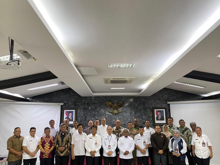 Penjabat (Pj.) Bupati Aceh Utara, Mahyuzar, mendapat apresiasi saat mengikuti evaluasi kinerja Penjabat Kepala Daerah yang dilaksanakan di Lantai 8, Gedung Inspektorat Jenderal Kementerian Dalam Negeri (Kemendagri), Jakarta, pada Rabu, 23 Oktober 2024.