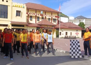 Polres Samosir menggelar Tes Kesamaptaan untuk Tahun Anggaran 2024 dengan tujuan mengevaluasi ketahanan fisik personil. Kegiatan ini dipimpin oleh Kabag SDM Polres Samosir, Kompol M.S. Ritonga, S.H., M.H., dan berlangsung di Lapangan Mako Polres Samosir pada Jumat (25/10/2024).