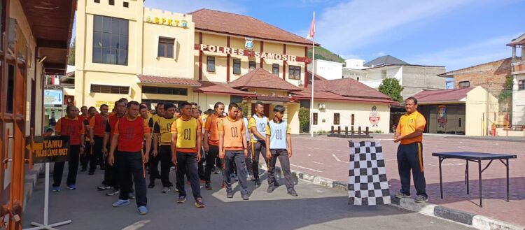 Polres Samosir menggelar Tes Kesamaptaan untuk Tahun Anggaran 2024 dengan tujuan mengevaluasi ketahanan fisik personil. Kegiatan ini dipimpin oleh Kabag SDM Polres Samosir, Kompol M.S. Ritonga, S.H., M.H., dan berlangsung di Lapangan Mako Polres Samosir pada Jumat (25/10/2024).