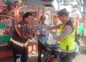 Kapolsek Purwokerto Selatan Polresta Banyumas Kompol Puji Nurochman, S.H., M.H., melaksanakan kegiatan Jumat Berkah.
