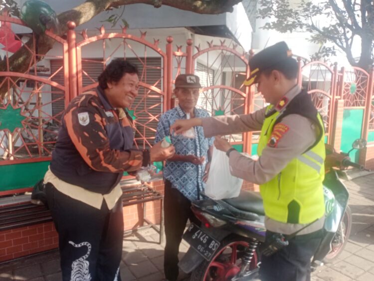 Kapolsek Purwokerto Selatan Polresta Banyumas Kompol Puji Nurochman, S.H., M.H., melaksanakan kegiatan Jumat Berkah.