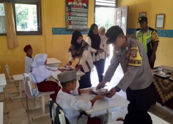 Polres Ogan Ilir bekerja sama dengan Pemerintah Kabupaten Ogan Ilir melaksanakan program "Makan Siang Gratis" bagi siswa Sekolah Dasar di Kecamatan Sungai Pinang. Kegiatan yang berlangsung pada Jumat (25/10/2024) ini merupakan bagian dari program nasional yang digagas oleh Presiden Republik Indonesia untuk meningkatkan gizi anak-anak dan membangun generasi sehat serta cerdas