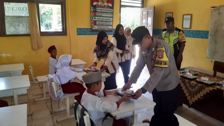 Polres Ogan Ilir bekerja sama dengan Pemerintah Kabupaten Ogan Ilir melaksanakan program "Makan Siang Gratis" bagi siswa Sekolah Dasar di Kecamatan Sungai Pinang. Kegiatan yang berlangsung pada Jumat (25/10/2024) ini merupakan bagian dari program nasional yang digagas oleh Presiden Republik Indonesia untuk meningkatkan gizi anak-anak dan membangun generasi sehat serta cerdas