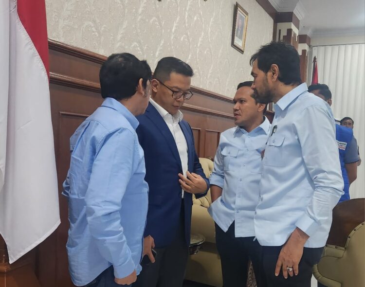 Menteri Luar Negeri RI Sugiono, kembali mendarat di Bandara Iskandar Muda, Aceh Besar, Sabtu malam 25 Oktober 2025. Putra kelahiran Aceh Tengah ini, pulang kembali ke tanah air seusai
menghadiri KTT BRICS di Rusia