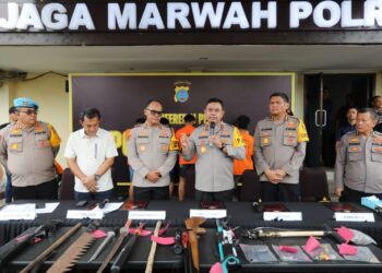 BERI PENJELASAN: Kapolda Sumatera Utara, Irjen Pol Whisnu Hermawan didampingi Kapolrestabes Medan Kombes Pol Gidion Arif Setyawan, memberi penjelasan penangkapan penyetang warga Selambo di Mapolrestabes Medan, Jumat (25/10/2024).(Foto Dok/ Polrestabes)