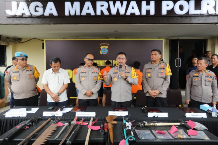 BERI PENJELASAN: Kapolda Sumatera Utara, Irjen Pol Whisnu Hermawan didampingi Kapolrestabes Medan Kombes Pol Gidion Arif Setyawan, memberi penjelasan penangkapan penyetang warga Selambo di Mapolrestabes Medan, Jumat (25/10/2024).(Foto Dok/ Polrestabes)
